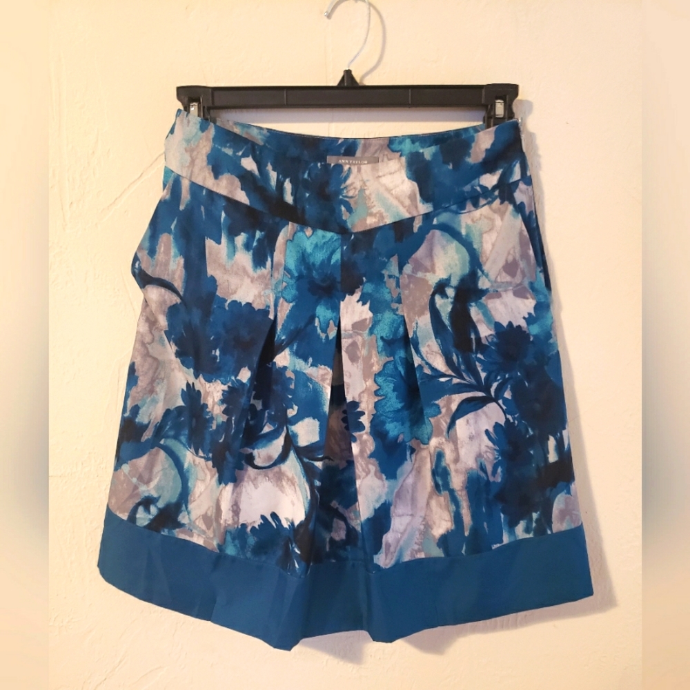 Ann Taylor a-line pleated front skirt with pockets, size 4